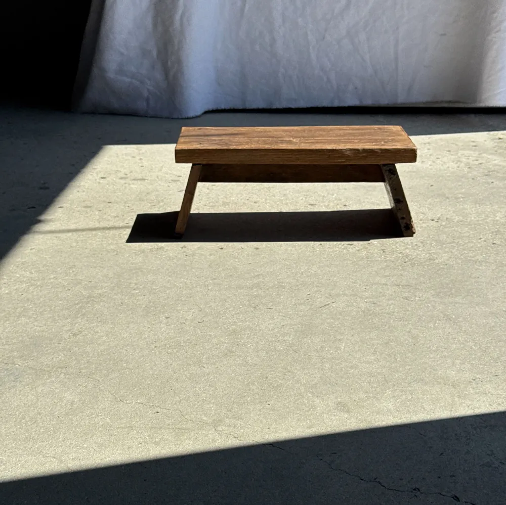 Footrests - Small low bench in ancient teak from Indonesia H16 W39 - OFFICE OBJETS
