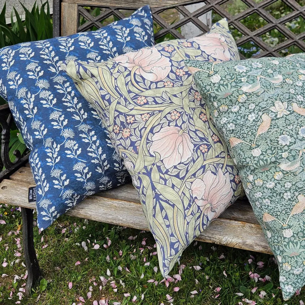 Comforters and pillows - 100% Linen Pillowcase - William Morris Strawberry thief green - NORRAVILLA