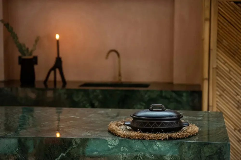 Platter and bowls - The Burned Oval Pot With Pattern and side handles - Black - BAZAR BIZAR LIVING