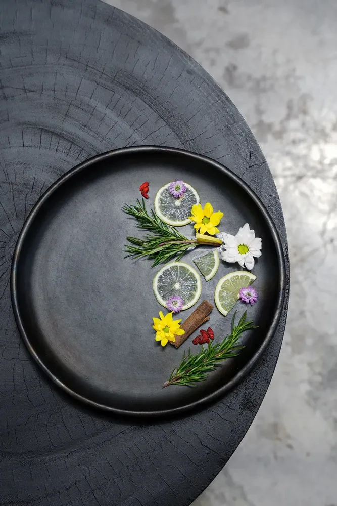 Platter and bowls - The Burned Classic Plate - Black - L - BAZAR BIZAR LIVING