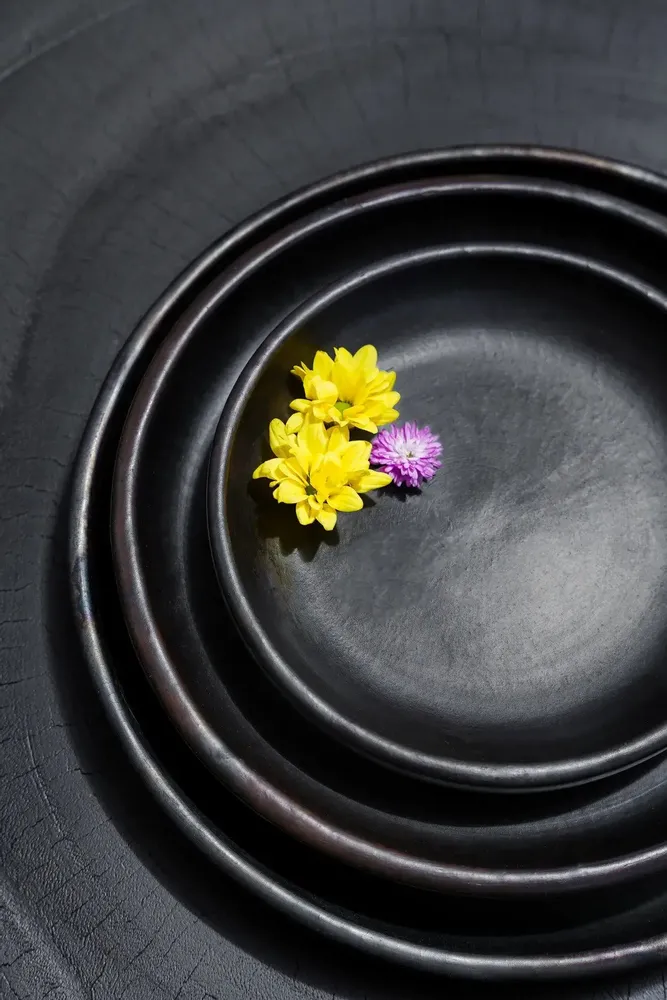 Platter and bowls - The Burned Classic Plate - Black - L - BAZAR BIZAR LIVING