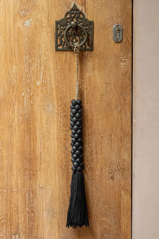 Objets de décoration - Les perles en bois avec pompon en coton - noires - BAZAR BIZAR LIVING