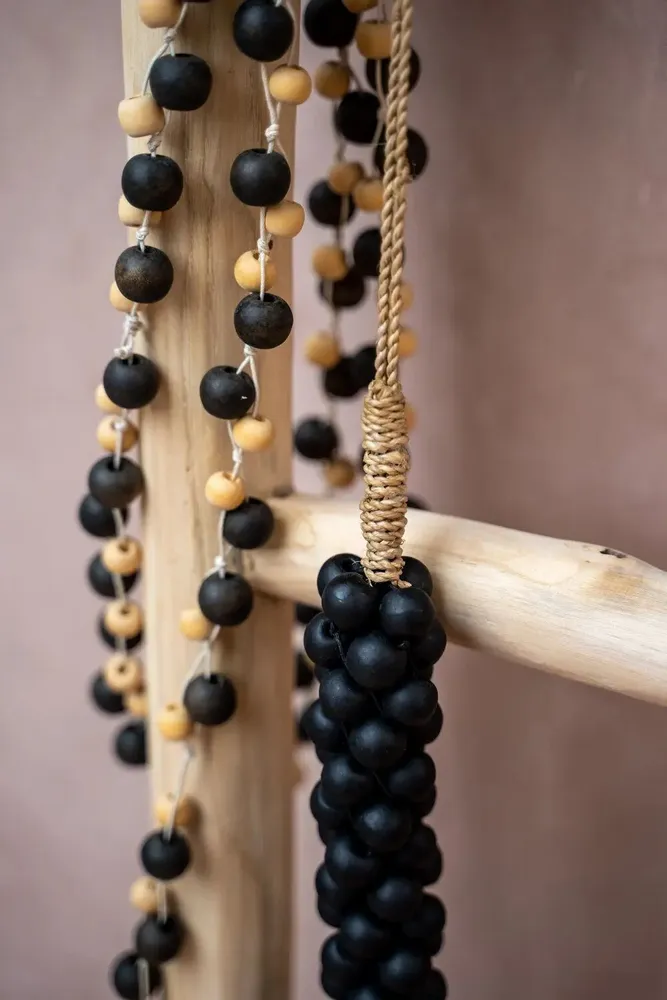 Objets de décoration - Les perles en bois avec pompon en coton - noires - BAZAR BIZAR LIVING