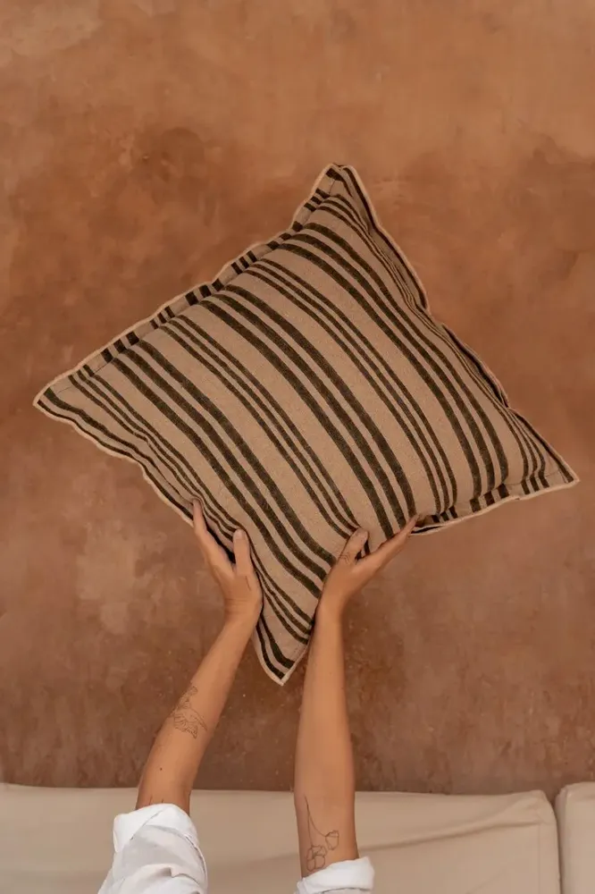 Coussins - La Housse de Coussin Nordic Stripe - Noir Naturel - 50x50 - BAZAR BIZAR LIVING