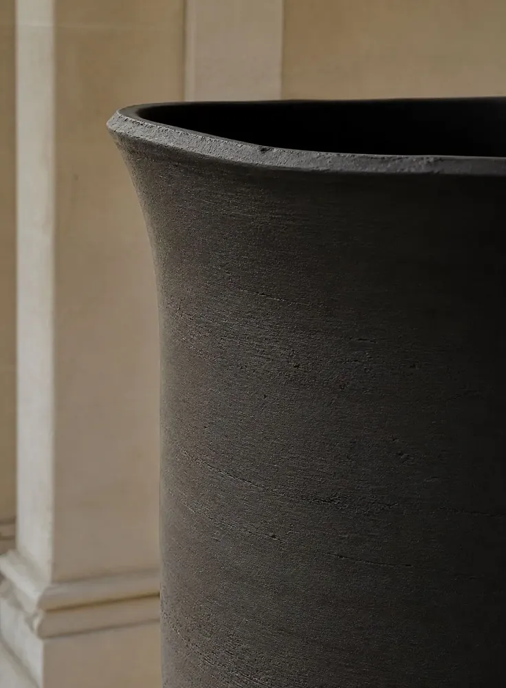 Pots de fleurs - KRATOS I – Vase sculptural monumental en céramique - CERAMIC FACTORY