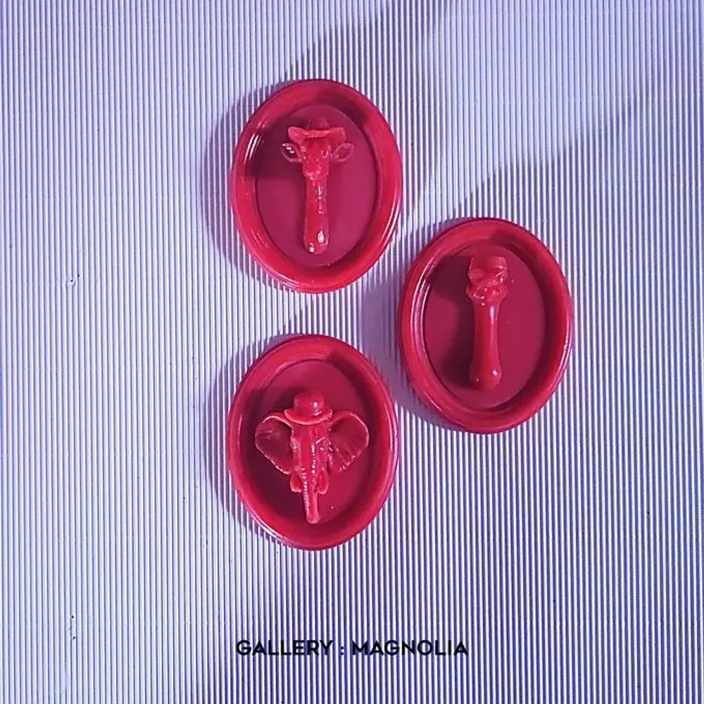 Gifts - Gallery Giraffe - scented wax medallion - PONPON CURIOSITAS