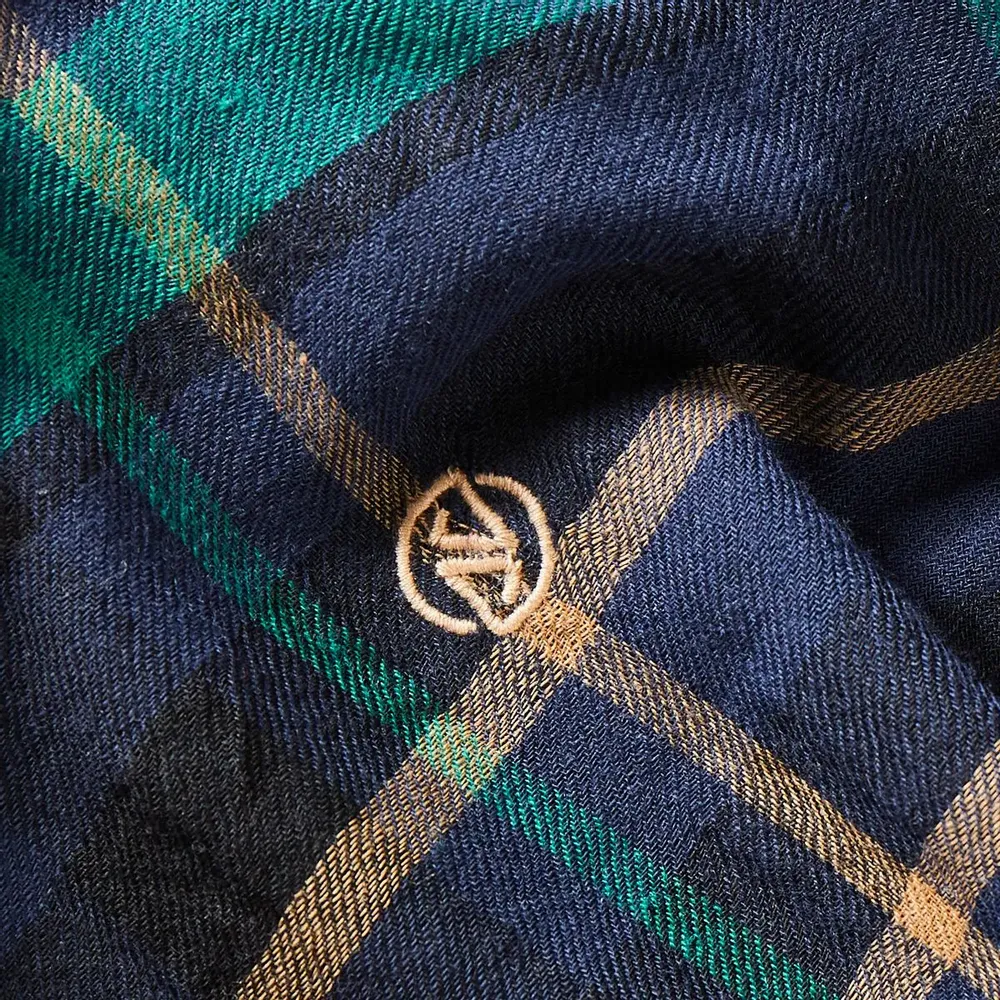Foulards et écharpes - ÉCHARPE HOMME SKOMER — TARTAN ÉCOSSAIS MARINE, VERT & BEIGE EN LAINE - AV08 PARIS