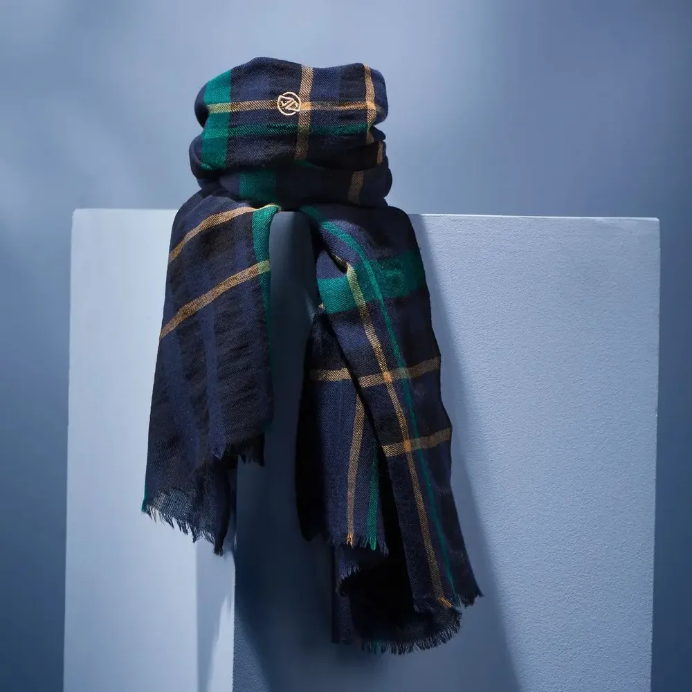 Foulards et écharpes - ÉCHARPE HOMME SKOMER — TARTAN ÉCOSSAIS MARINE, VERT & BEIGE EN LAINE - AV08 PARIS