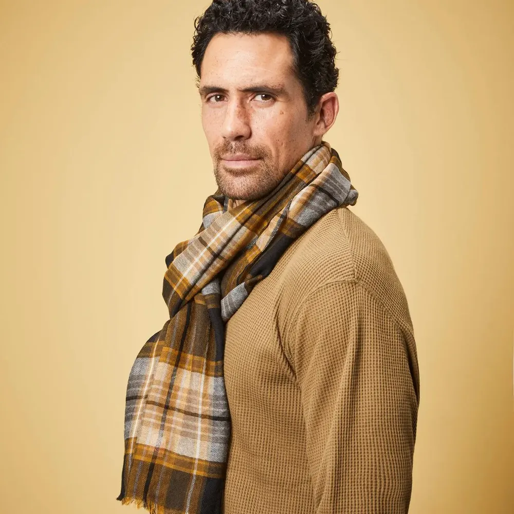 Foulards et écharpes - ÉCHARPE HOMME SENJA — TARTAN ÉCOSSAIS NOIR & CAMEL EN LAINE - AV08 PARIS