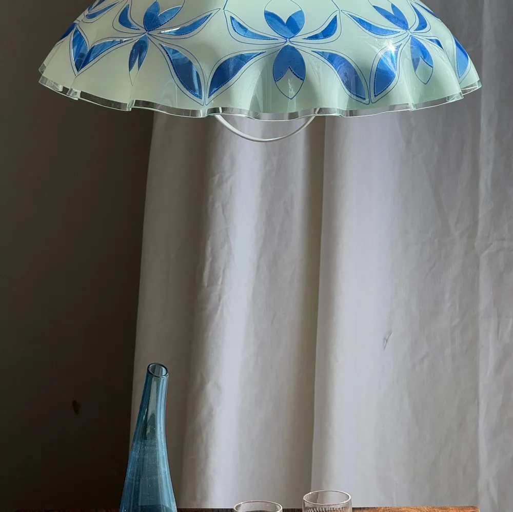 Suspensions - Suspension vintage en verre blanc et bleu à bord ondulé D46 H53 - OFFICE OBJETS