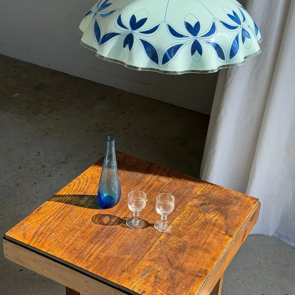 Suspensions - Suspension vintage en verre blanc et bleu à bord ondulé D46 H53 - OFFICE OBJETS