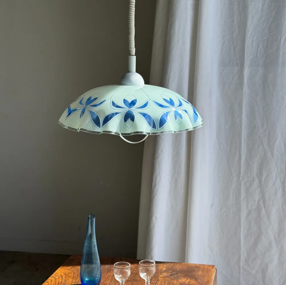 Suspensions - Suspension vintage en verre blanc et bleu à bord ondulé D46 H53 - OFFICE OBJETS