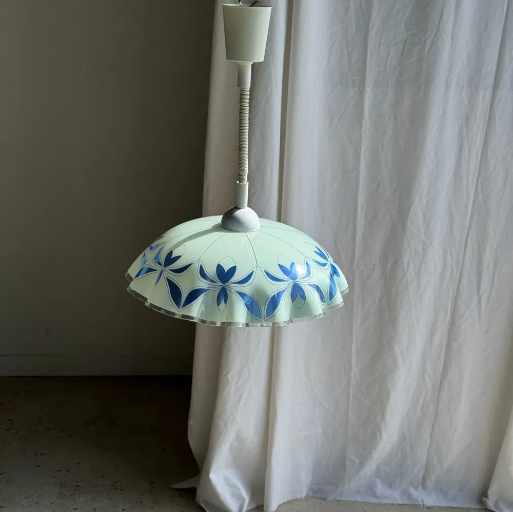Suspensions - Suspension vintage en verre blanc et bleu à bord ondulé D46 H53 - OFFICE OBJETS