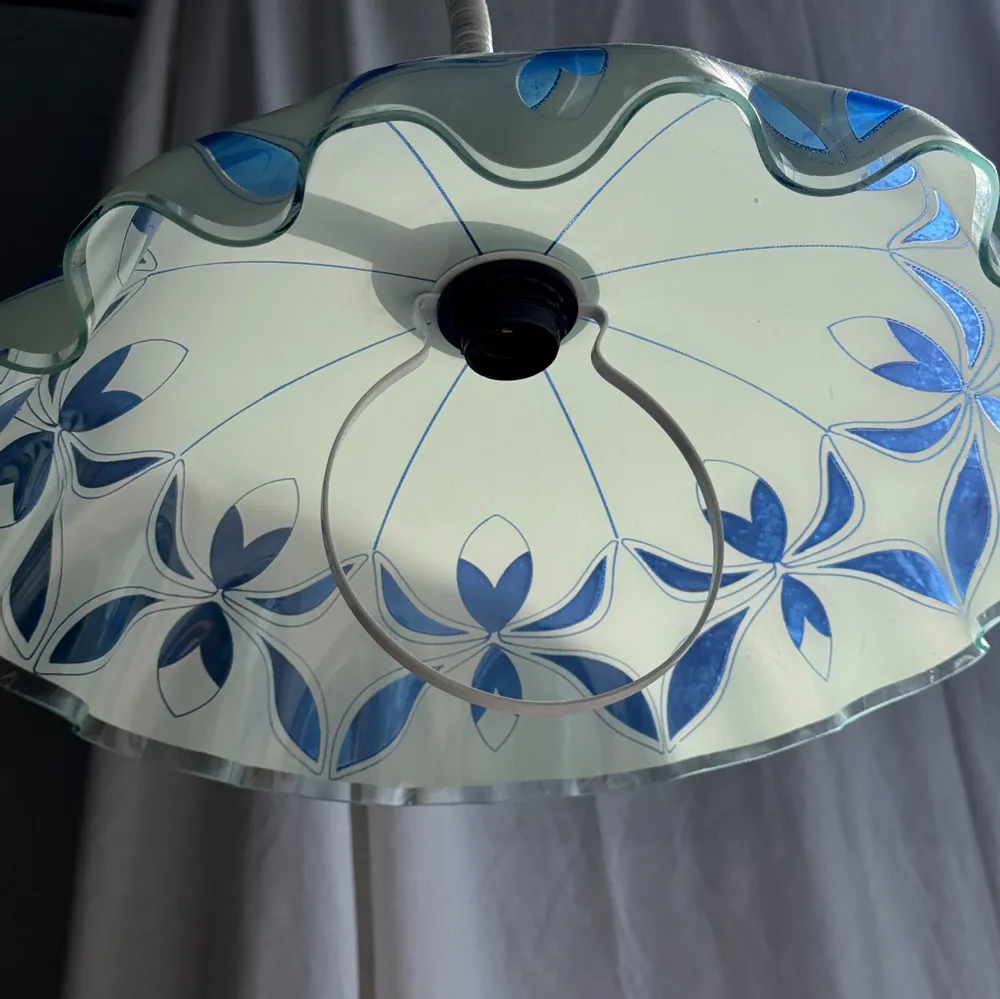 Suspensions - Suspension vintage en verre blanc et bleu à bord ondulé D46 H53 - OFFICE OBJETS