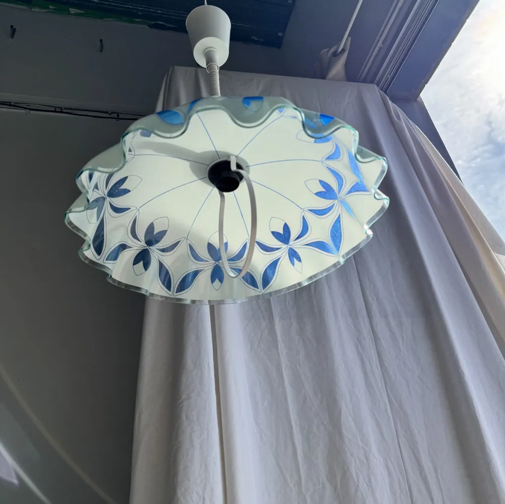 Suspensions - Suspension vintage en verre blanc et bleu à bord ondulé D46 H53 - OFFICE OBJETS
