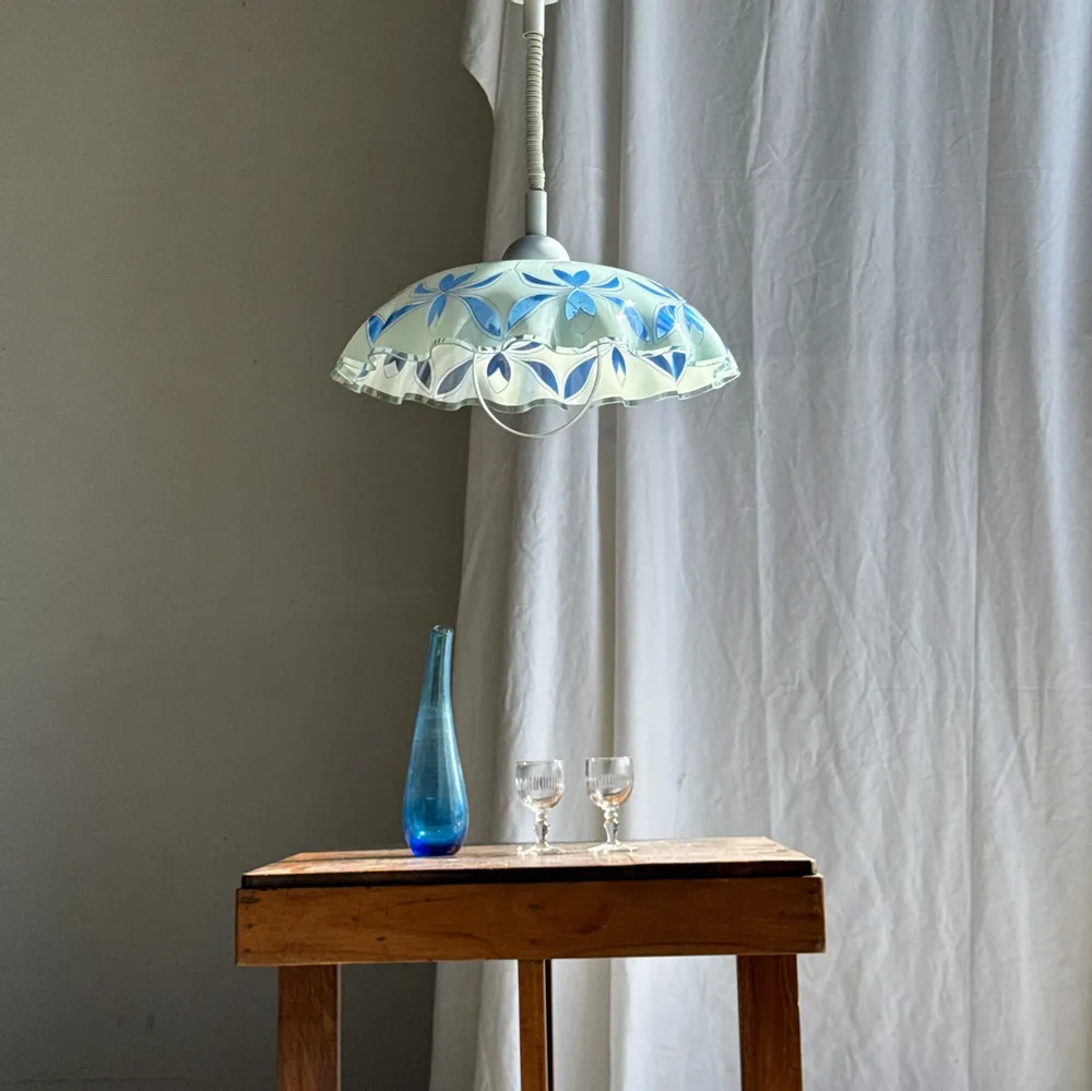 Suspensions - Suspension vintage en verre blanc et bleu à bord ondulé D46 H53 - OFFICE OBJETS