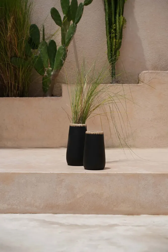Vases - Le Vase Sneaky - Noir Naturel - L - BAZAR BIZAR LIVING