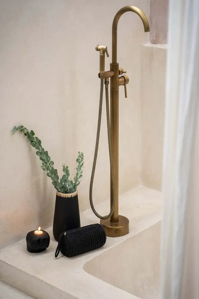 Vases - Le Vase Sneaky - Noir Naturel - S - BAZAR BIZAR LIVING