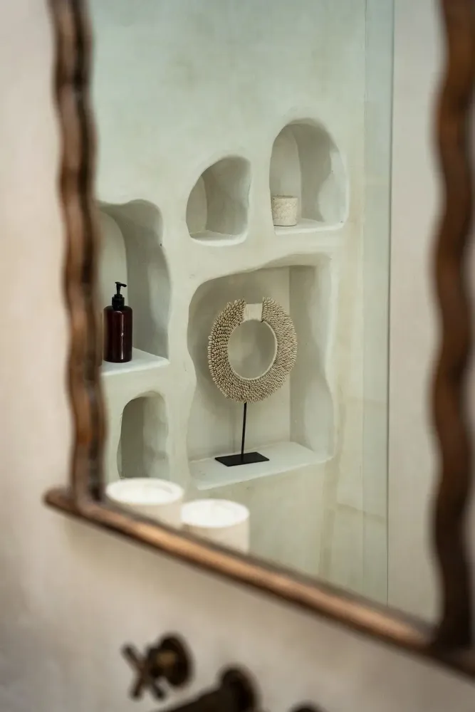 Sculptures, statuettes and miniatures - The Papua Shell Disc on Stand - White - M - BAZAR BIZAR LIVING
