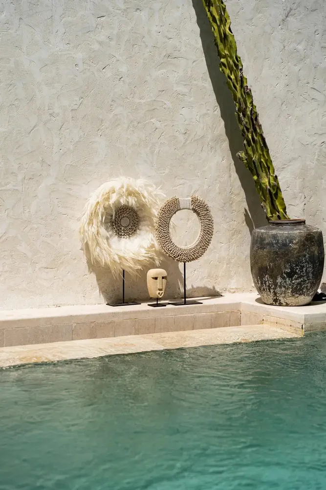 Sculptures, statuettes and miniatures - The Papua Shell Disc on Stand - White - M - BAZAR BIZAR LIVING