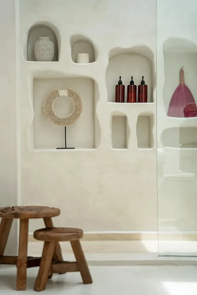 Sculptures, statuettes and miniatures - The Papua Shell Disc on Stand - White - M - BAZAR BIZAR LIVING