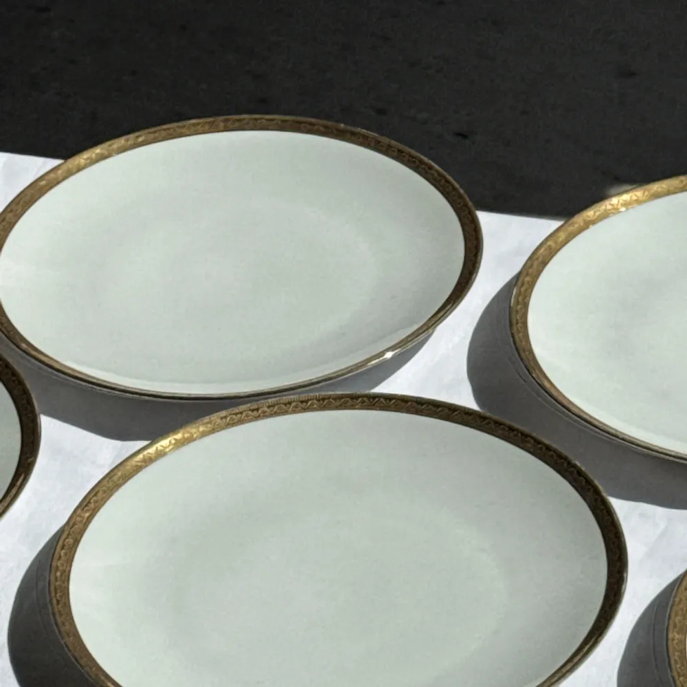 Formal plates - Set of 6 large vintage white porcelain plates with a gold border - OFFICE OBJETS