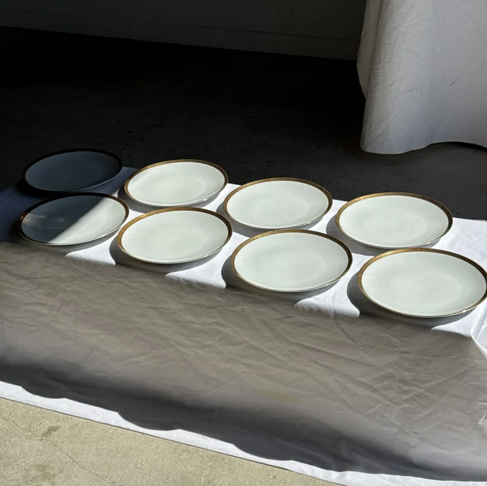 Formal plates - Set of 6 large vintage white porcelain plates with a gold border - OFFICE OBJETS