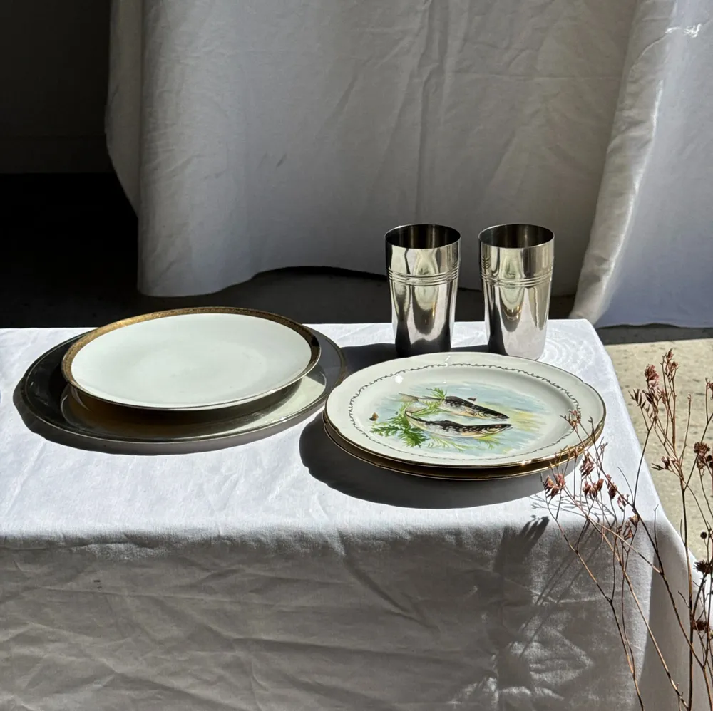 Formal plates - Set of 6 large vintage white porcelain plates with a gold border - OFFICE OBJETS