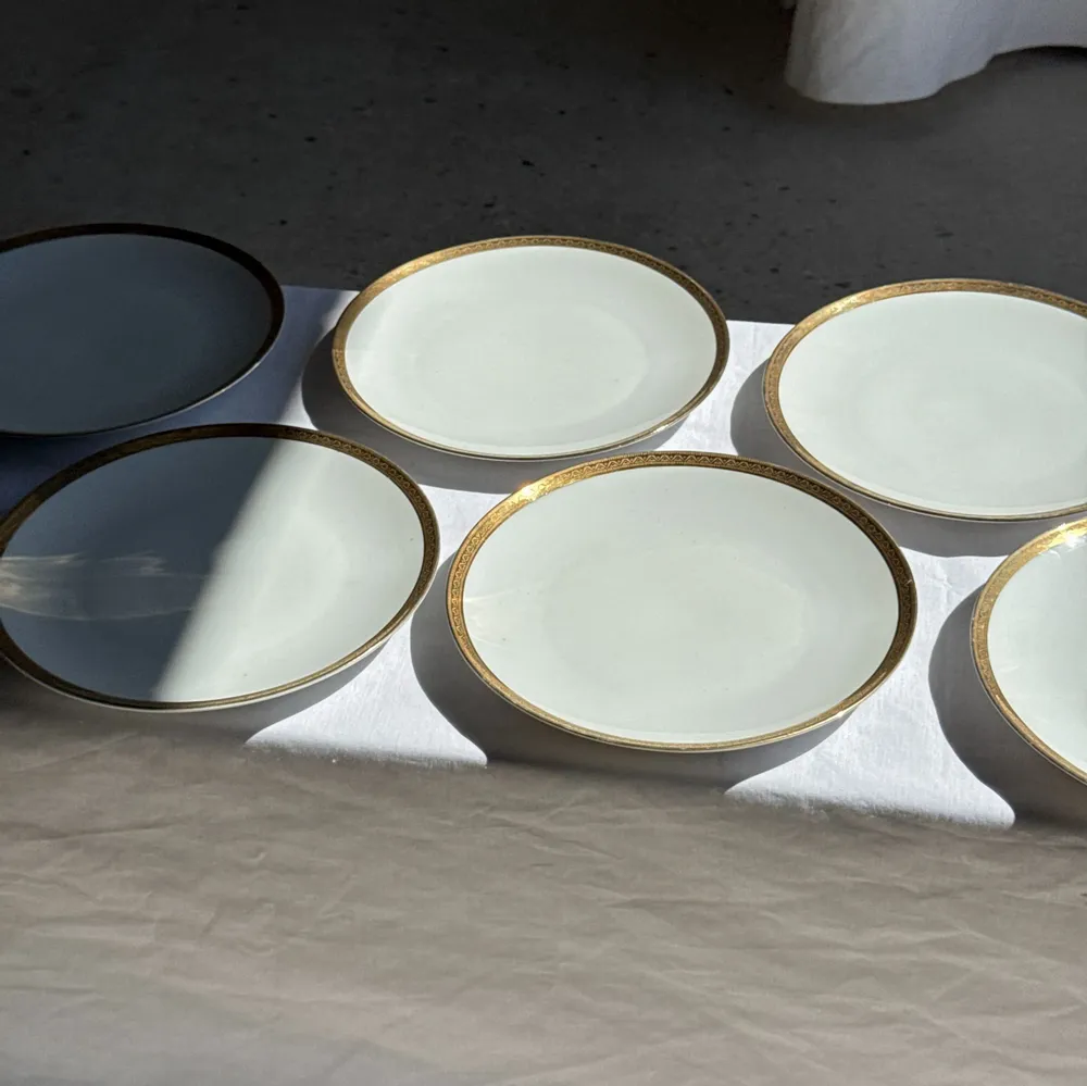 Formal plates - Set of 6 large vintage white porcelain plates with a gold border - OFFICE OBJETS