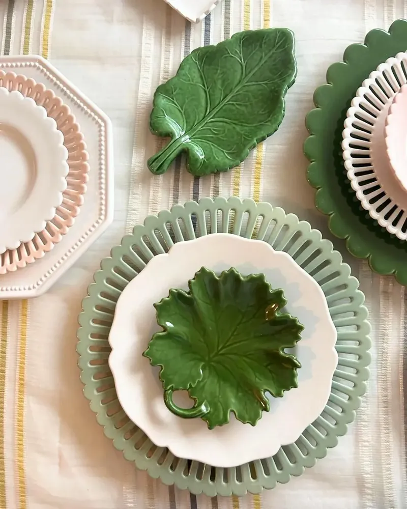 Everyday plates - Feuille de vigne plate - BOURG-JOLY MALICORNE