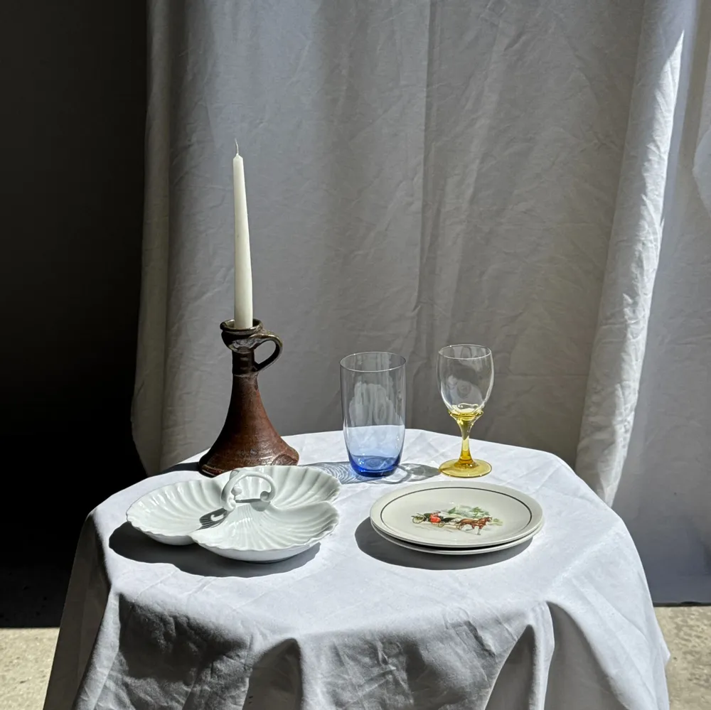 Plats et saladiers - Plat de service vintage en porcelaine blanche à coquillages MP Samie - OFFICE OBJETS