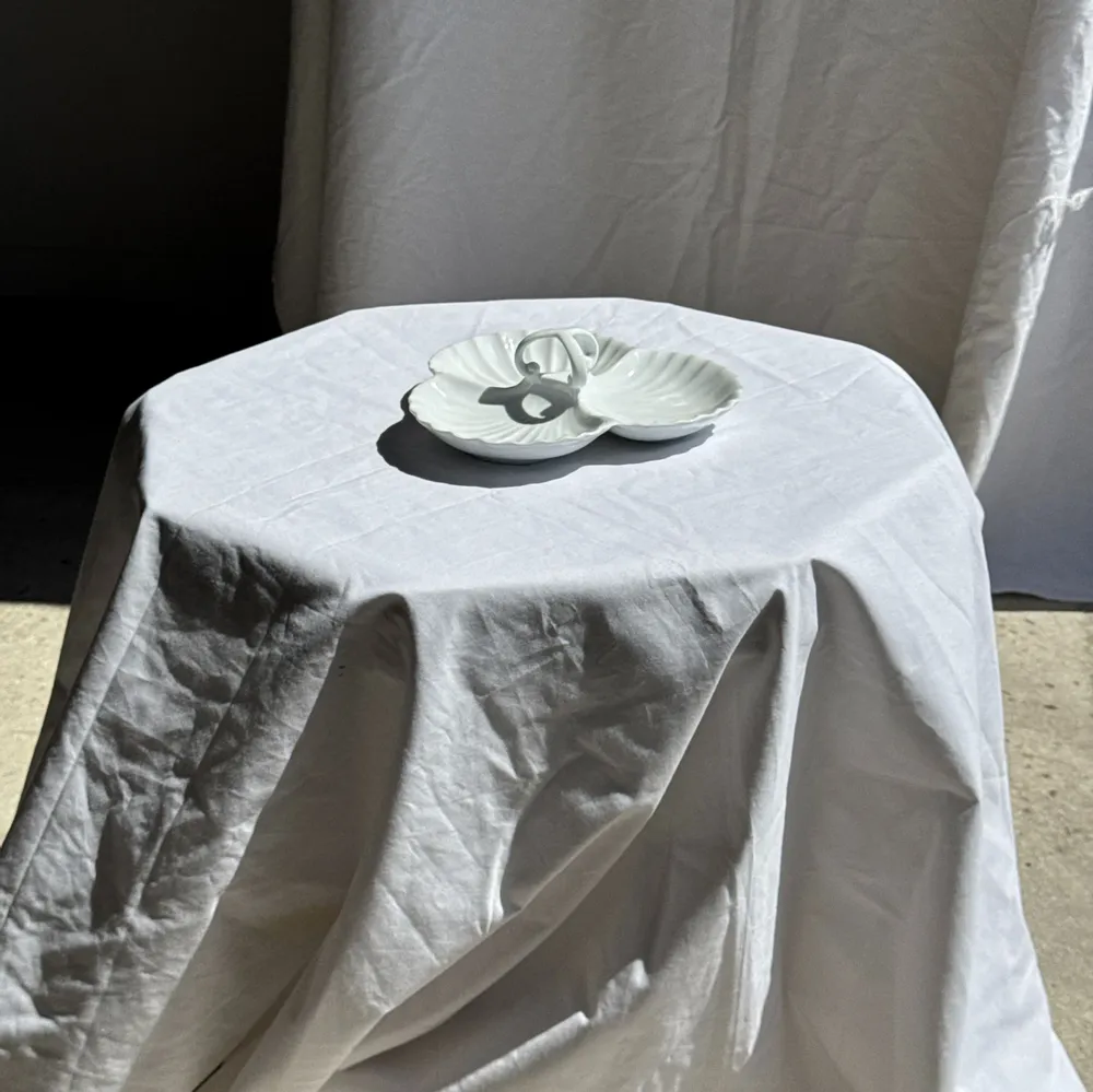 Plats et saladiers - Plat de service vintage en porcelaine blanche à coquillages MP Samie - OFFICE OBJETS