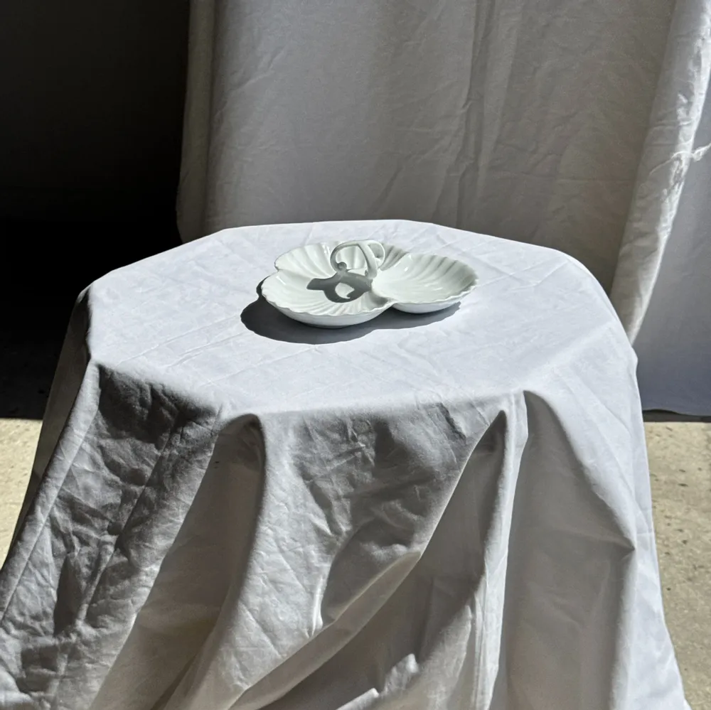 Plats et saladiers - Plat de service vintage en porcelaine blanche à coquillages MP Samie - OFFICE OBJETS