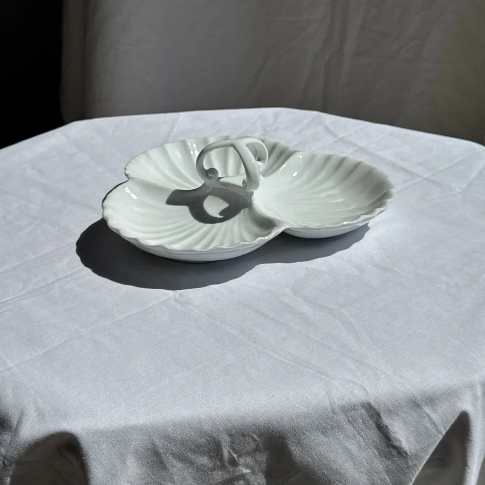 Plats et saladiers - Plat de service vintage en porcelaine blanche à coquillages MP Samie - OFFICE OBJETS
