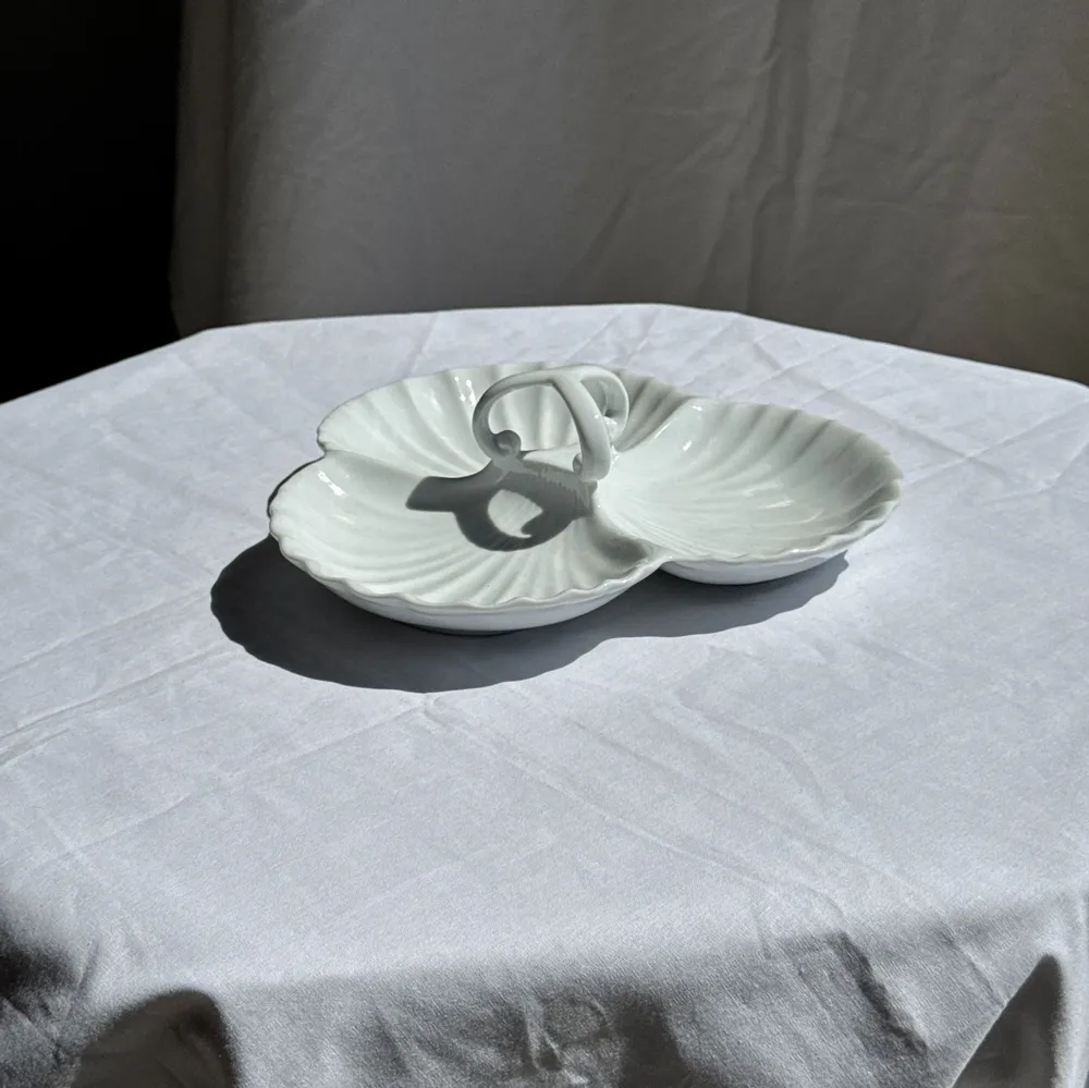 Plats et saladiers - Plat de service vintage en porcelaine blanche à coquillages MP Samie - OFFICE OBJETS