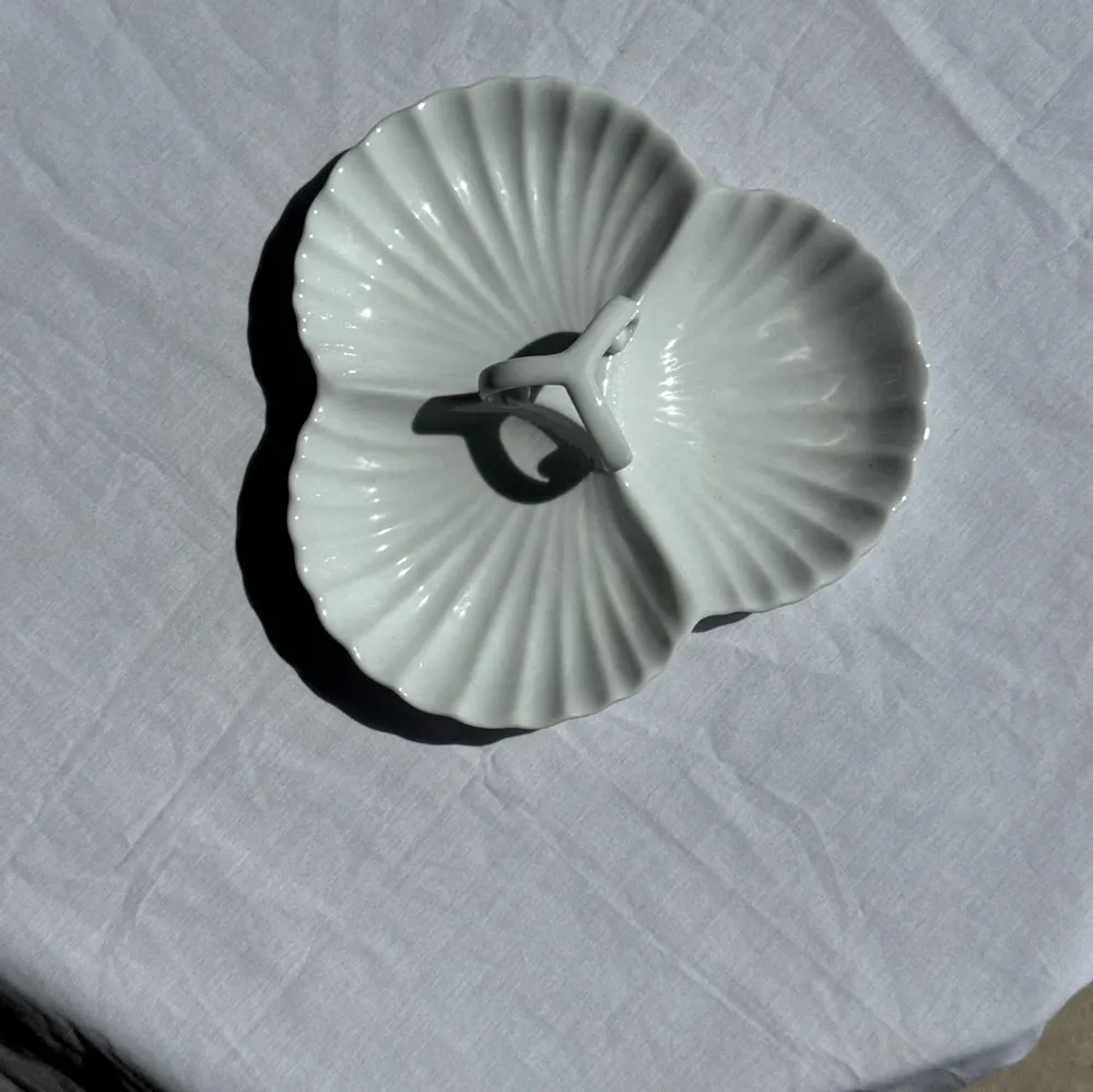 Plats et saladiers - Plat de service vintage en porcelaine blanche à coquillages MP Samie - OFFICE OBJETS