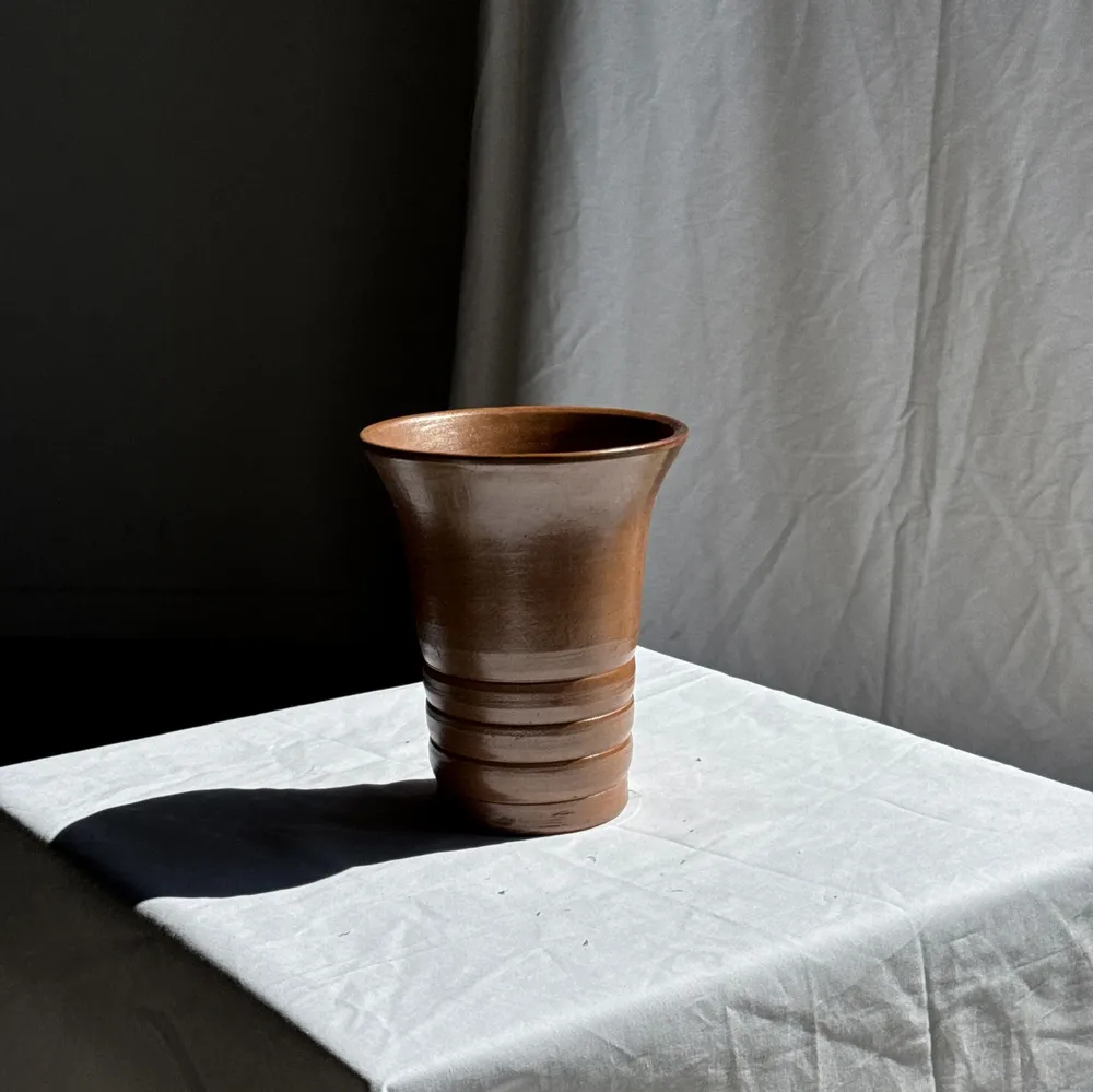 Objets de décoration - Vase vintage en céramique émaillée brun orangé à stries H21,5 D19 - OFFICE OBJETS