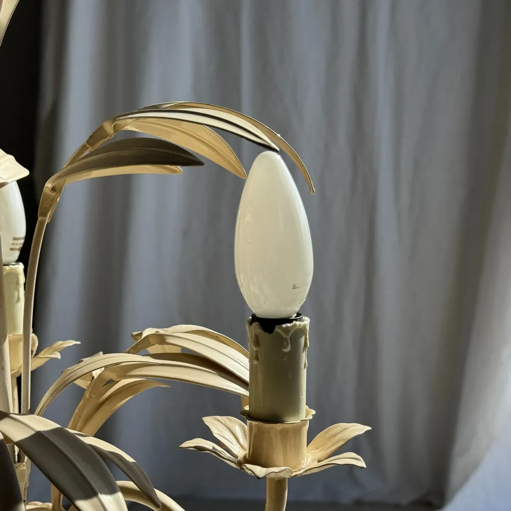 Decorative objects - Small vintage floral chandelier in cream painted metal with 3 light ar - OFFICE OBJETS