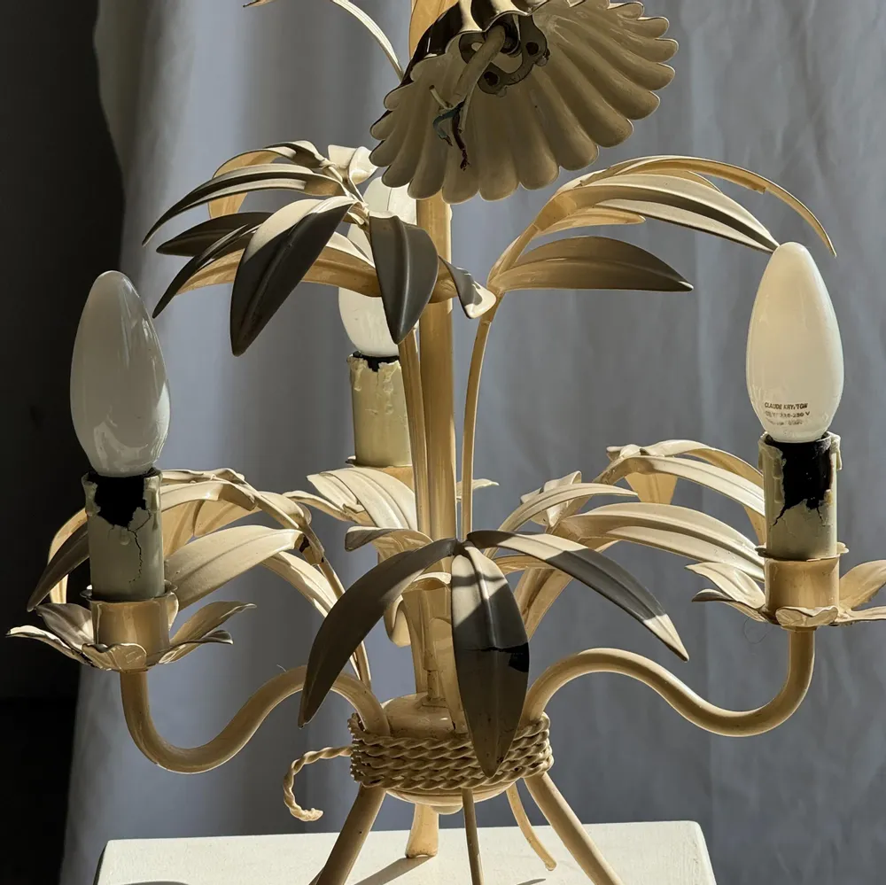 Decorative objects - Small vintage floral chandelier in cream painted metal with 3 light ar - OFFICE OBJETS