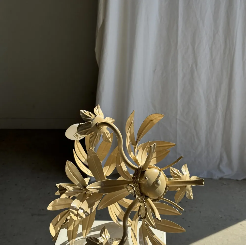 Decorative objects - Small vintage floral chandelier in cream painted metal with 3 light ar - OFFICE OBJETS