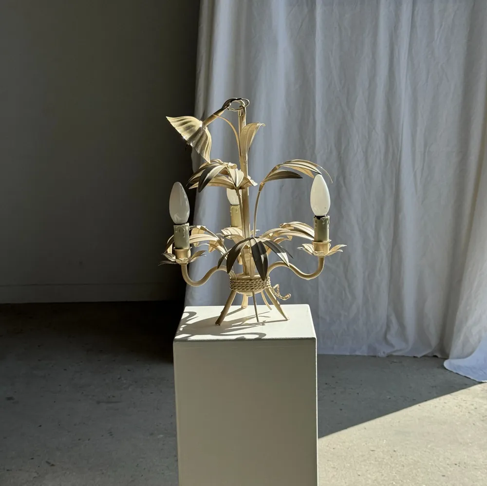 Decorative objects - Small vintage floral chandelier in cream painted metal with 3 light ar - OFFICE OBJETS