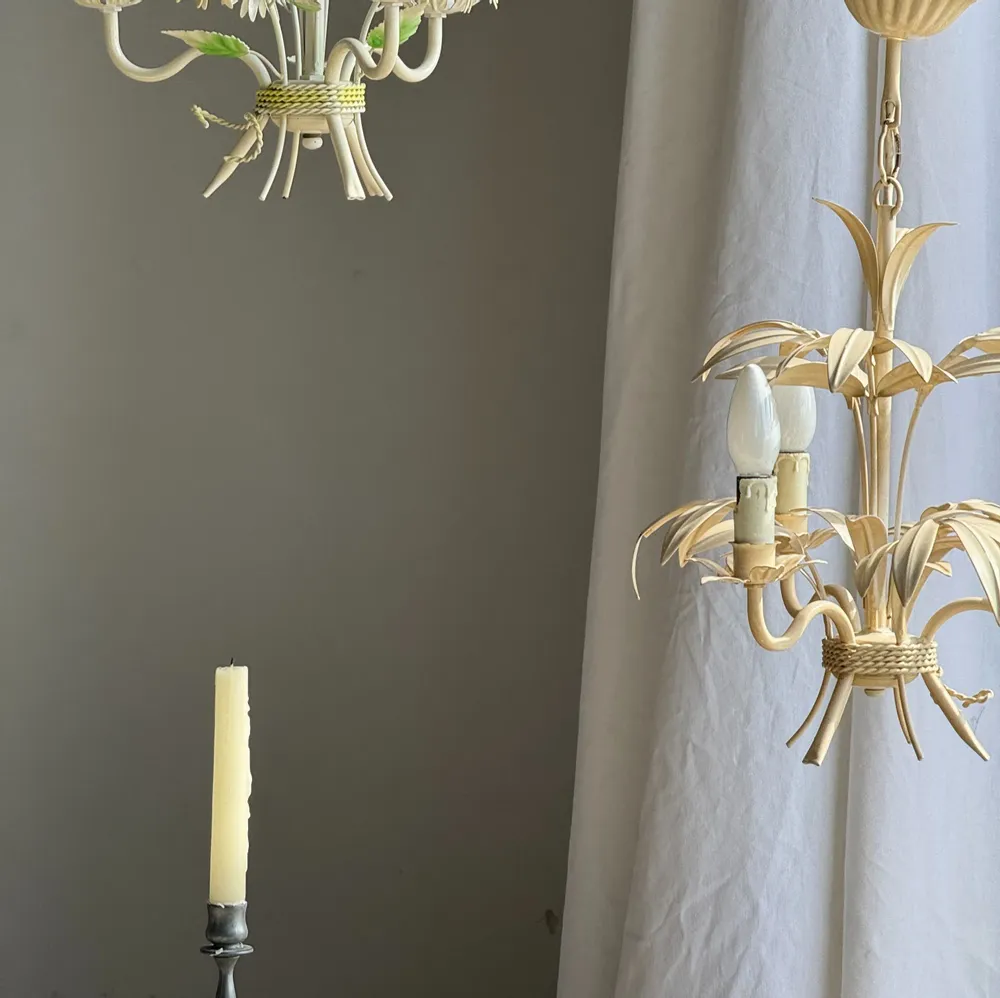 Decorative objects - Small vintage floral chandelier in cream painted metal with 3 light ar - OFFICE OBJETS