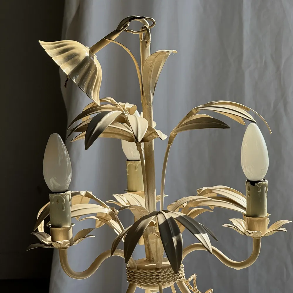 Decorative objects - Small vintage floral chandelier in cream painted metal with 3 light ar - OFFICE OBJETS