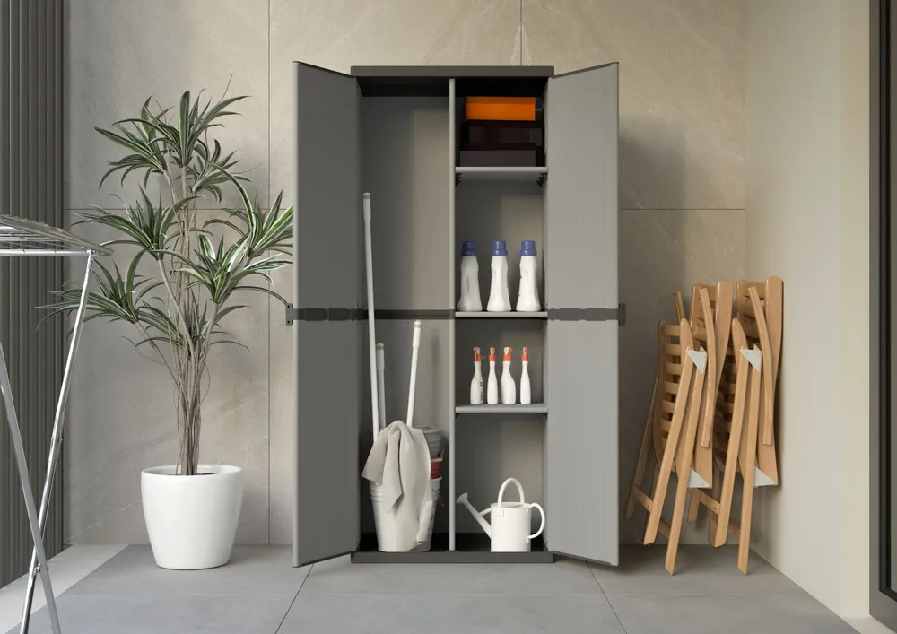 Etagères - Mongardi : Armoire à balais en résine avec deux portes, Facile à monter, Système modulaire, Intérieur et Extérieur, 68L × 38,5P × 165H cm, Gris et Noir - MONGARDI