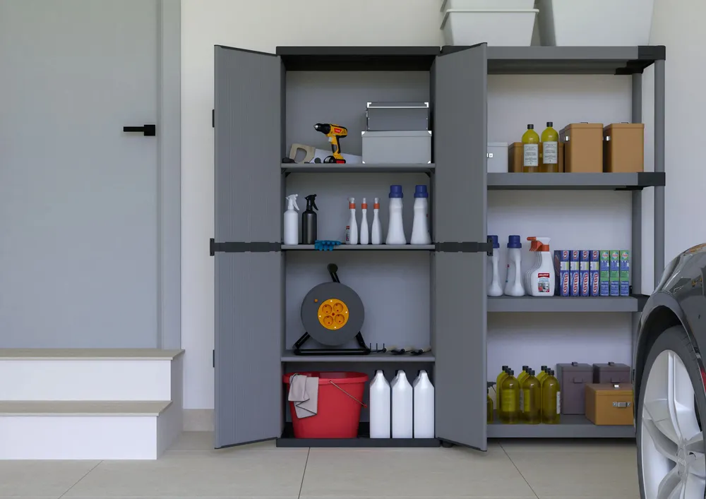 Etagères - Mongardi : Armoire à 3 niveaux en résine avec deux portes, Facile à monter, Système modulaire, Intérieur et Extérieur, 68L × 38,5P × 165H cm, Gris et Noir - MONGARDI