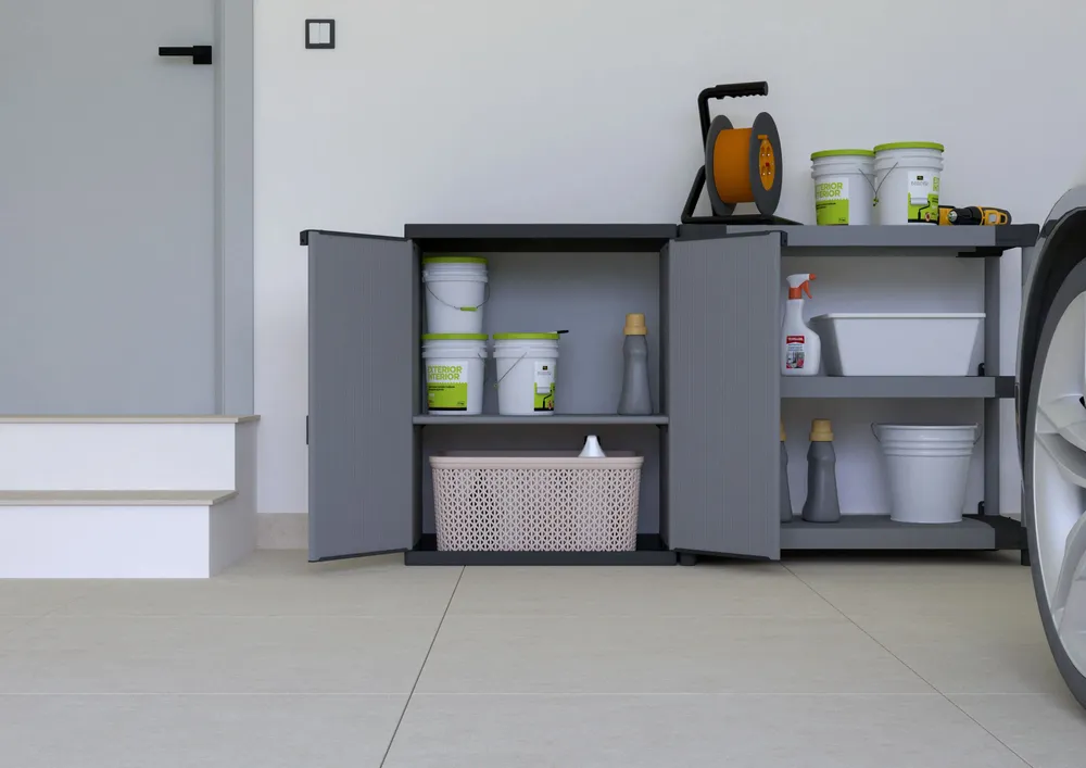 Etagères - Mongardi : Armoire en résine avec deux portes et une étagère, Facile à monter, Compacte, Système modulaire, Intérieur et Extérieur, 68L × 38,5P × 85H cm, Gris et Noir - MONGARDI