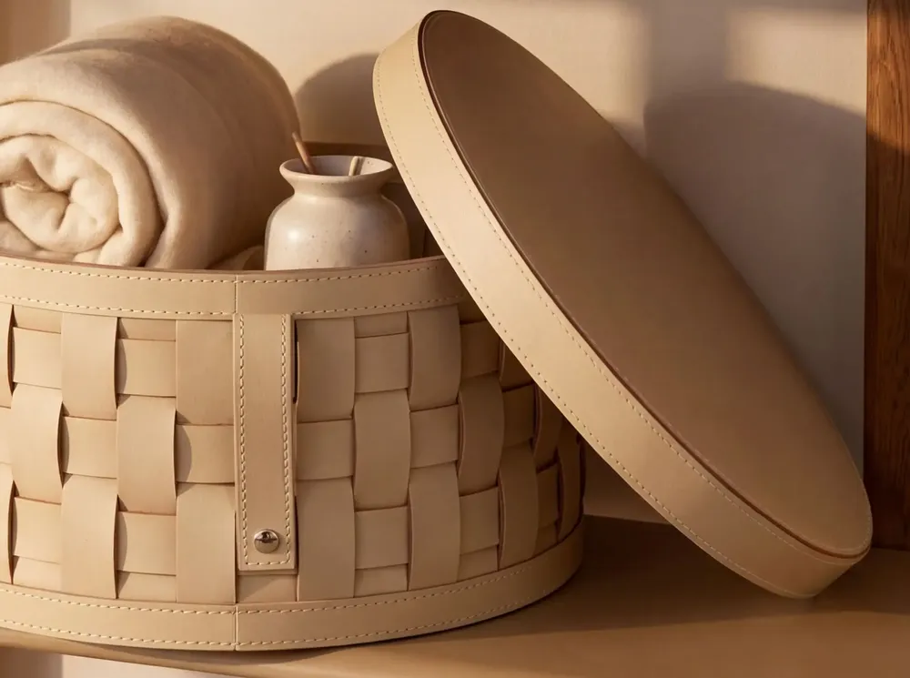 Corbeilles - Panier de rangement décoratif rond en cuir régénéré couleur sable avec couvercle - ANGEL CERDÁ