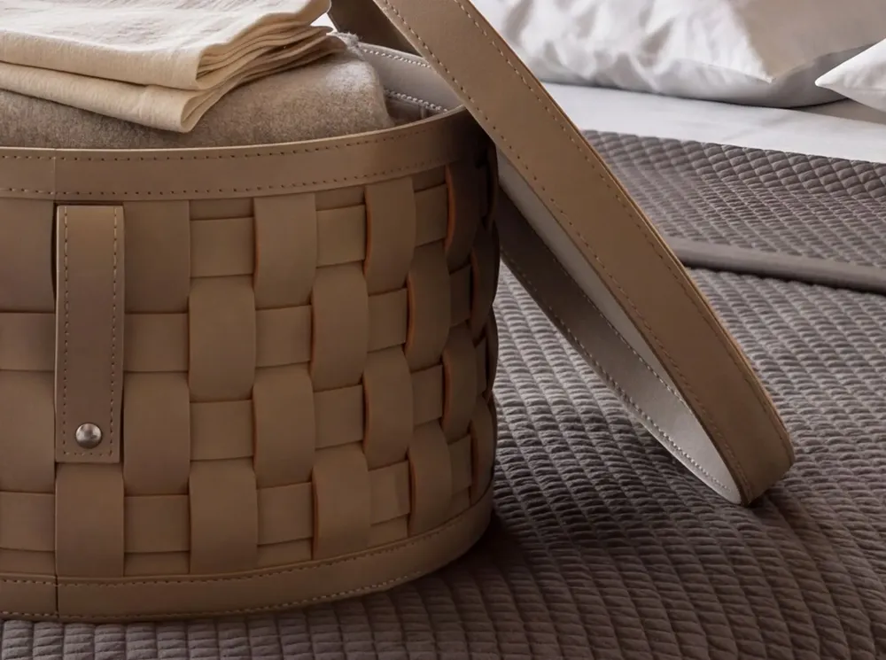 Corbeilles - Panier de rangement décoratif rond en cuir régénéré vison foncé avec couvercle - ANGEL CERDÁ