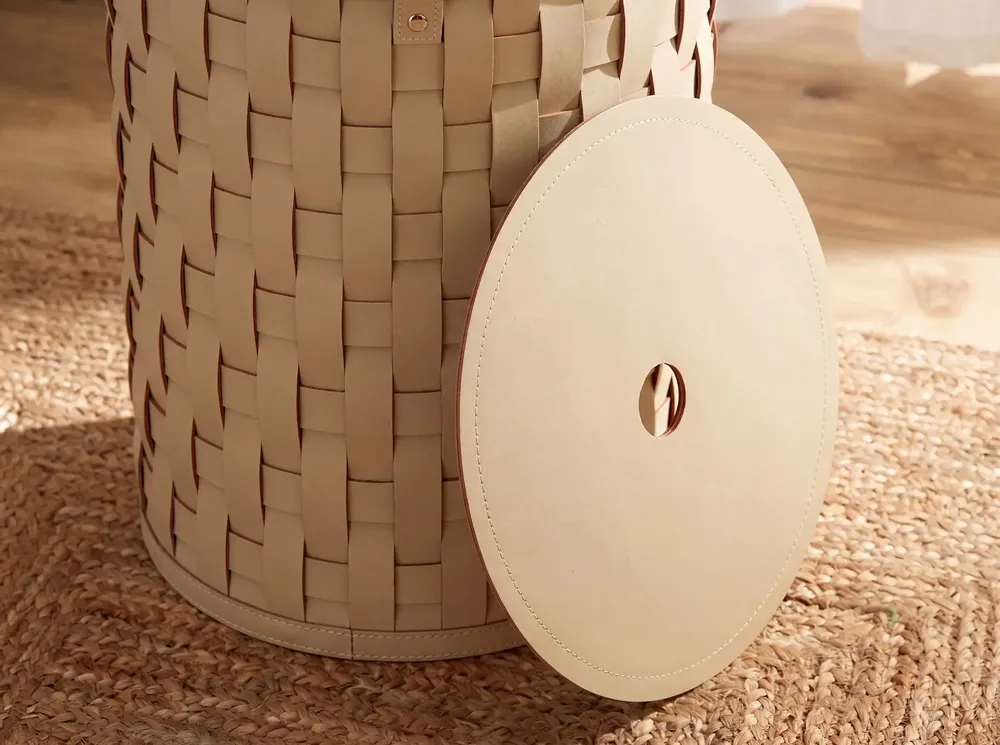 Corbeilles - Panier de rangement décoratif cylindrique en cuir régénéré couleur sable avec couvercle - ANGEL CERDÁ