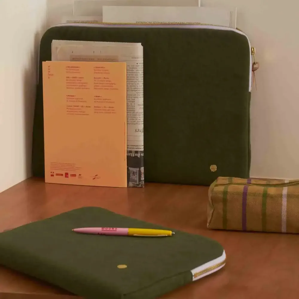 Clutches - Iona iPad Cover Kale 19 X 26 X 3 - LA CERISE SUR LE GATEAU
